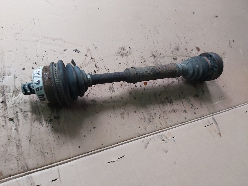 Pusass priekšēja labā priekš AUDI A4 1996 1 Pusass priekšēja labā priekš AUDI A4 1996