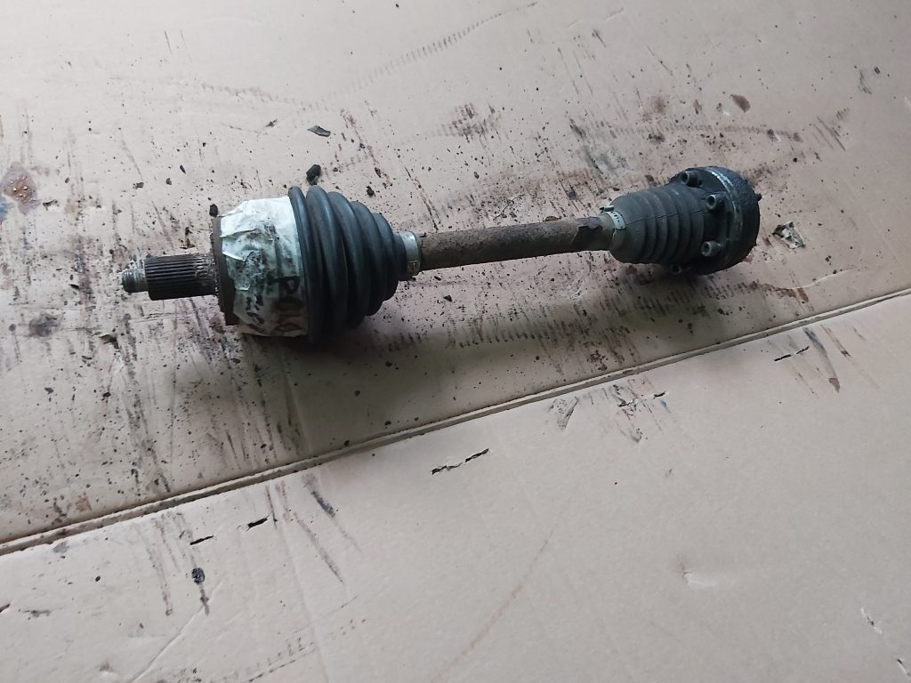 Pusass priekšējā kreisā priekš VW POLO 2005 1 Pusass priekšējā kreisā priekš VW POLO 2005