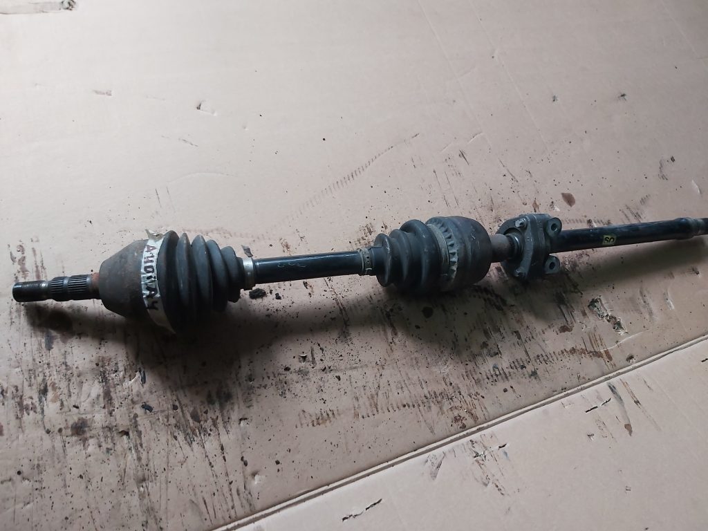 Pusass aizmugurē priekš AUDI A4 2004 1 Pusass aizmugurē priekš AUDI A4 2004