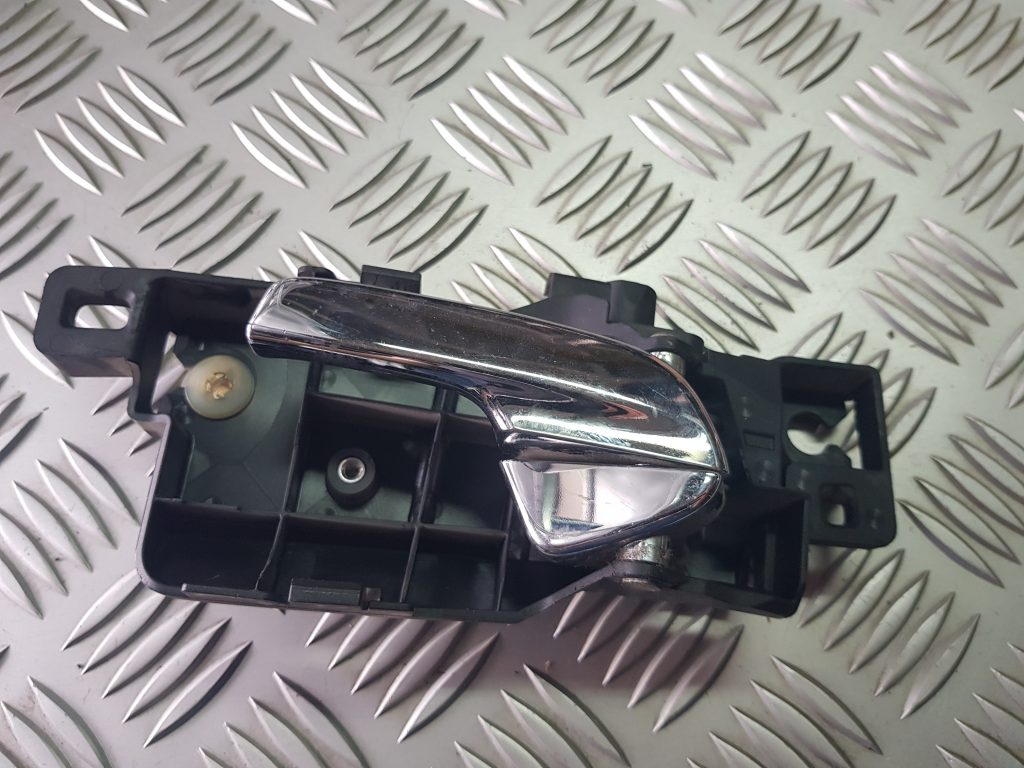 Salona durvju rokturis, priekšējais kreisais priekš PEUGEOT 407 2004 1 Salona durvju rokturis, priekšējais kreisais priekš PEUGEOT 407 2004