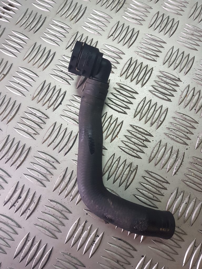 Dzesēšanas caurule priekš VW PASSAT B6 2006 ANGL. UNIVERSAL 1 Dzesēšanas caurule priekš VW PASSAT B6 2006 ANGL. UNIVERSAL