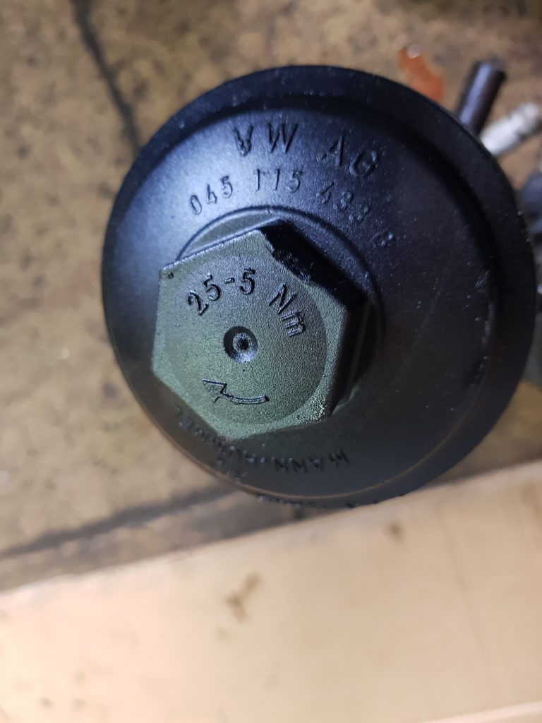 Eļļas filtra korpuss priekš VW POLO 2005 2 Eļļas filtra korpuss priekš VW POLO 2005