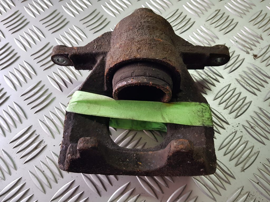 Priekšējais kreisais suports priekš TOYOTA VERSO 2012 2 Priekšējais kreisais suports priekš TOYOTA VERSO 2012