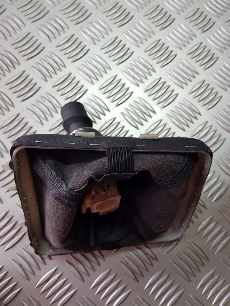 Pārnesumu pārslēgšanas kloķa auduma pārvalks priekš TOYOTA VERSO 2012 2 Pārnesumu pārslēgšanas kloķa auduma pārvalks priekš TOYOTA VERSO 2012