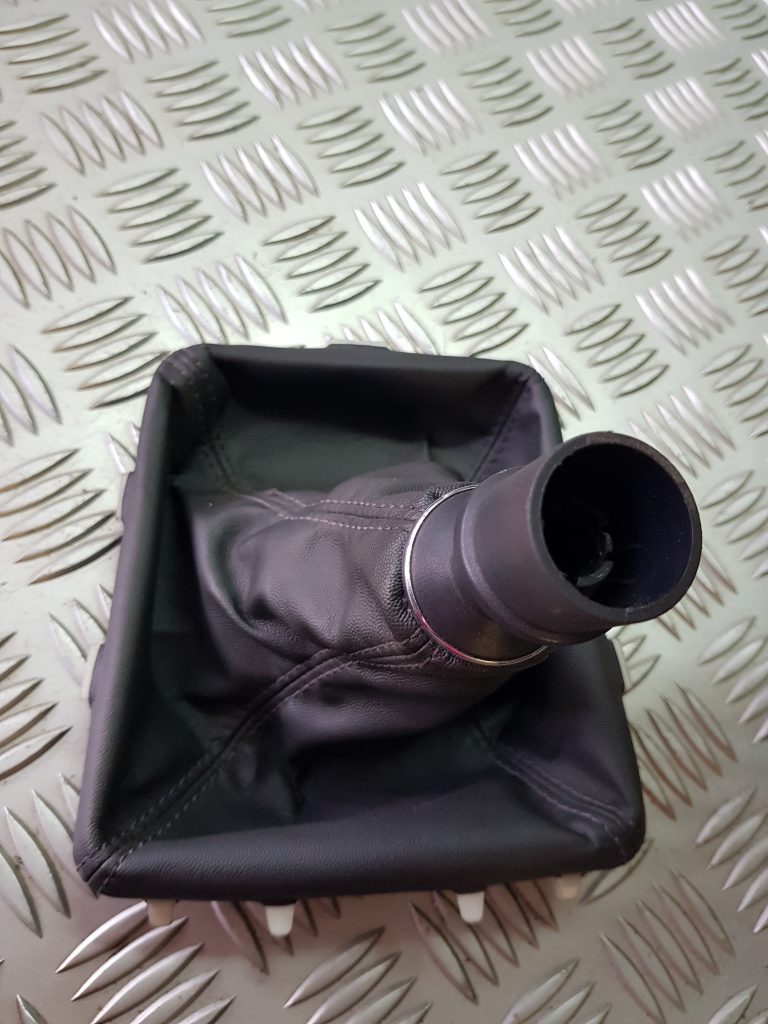 Pārnesumu pārslēgšanas kloķa auduma pārvalks priekš TOYOTA VERSO 2012 1 Pārnesumu pārslēgšanas kloķa auduma pārvalks priekš TOYOTA VERSO 2012