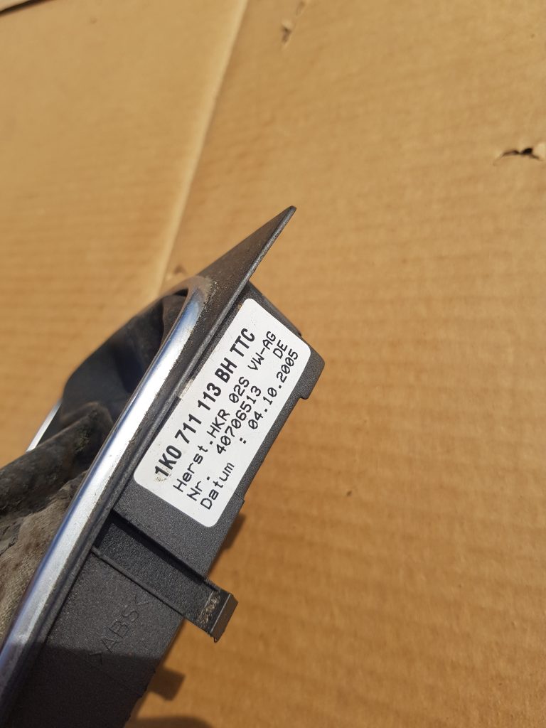 Pārnesumu pārslēgšanas kloķa auduma pārvalks priekš VW GOLF 5 2006 2 Pārnesumu pārslēgšanas kloķa auduma pārvalks priekš VW GOLF 5 2006