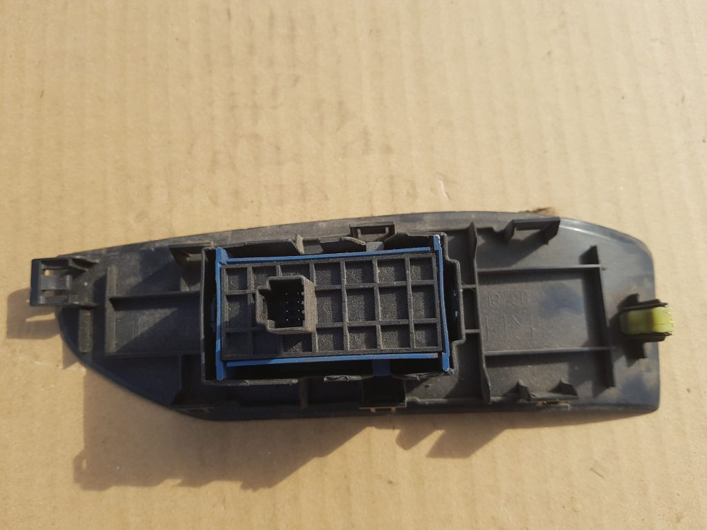 Stikla pacelšanas poga priekš TOYOTA VERSO 2012 2 Stikla pacelšanas poga priekš TOYOTA VERSO 2012