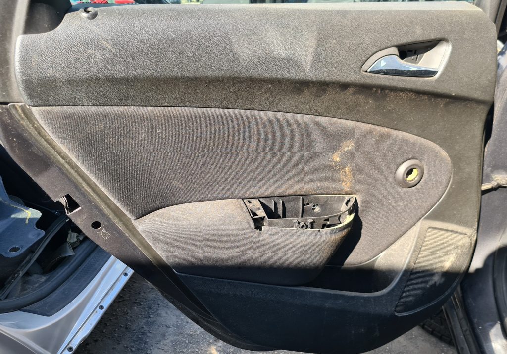 Aizmugurējo kreiso durvju apdare priekš OPEL ASTRA J 2011 1 Aizmugurējo kreiso durvju apdare priekš OPEL ASTRA J 2011