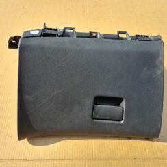 Mantu glabāšanas nodalījums pasažiera pusē priekš OPEL ASTRA J 2011