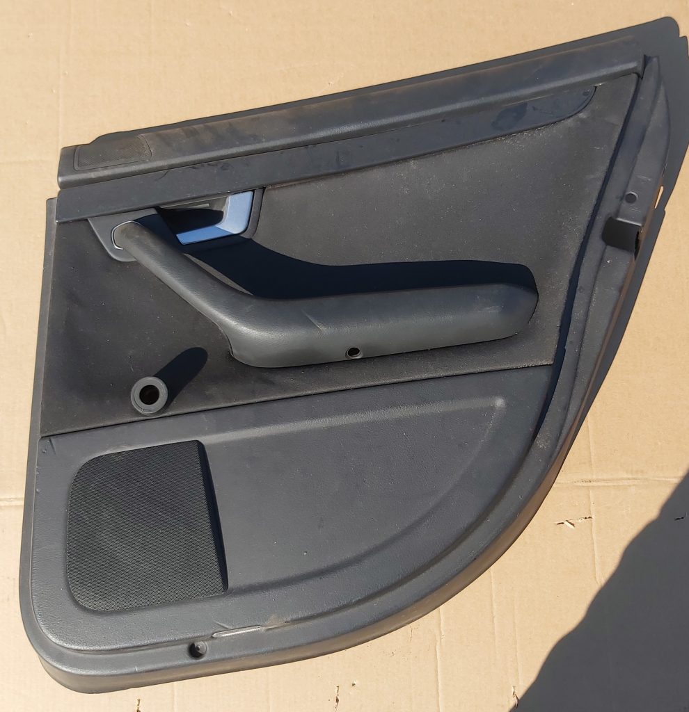 Aizmugurējo labo durvju apdare priekš AUDI A4 2001 1 Aizmugurējo labo durvju apdare priekš AUDI A4 2001