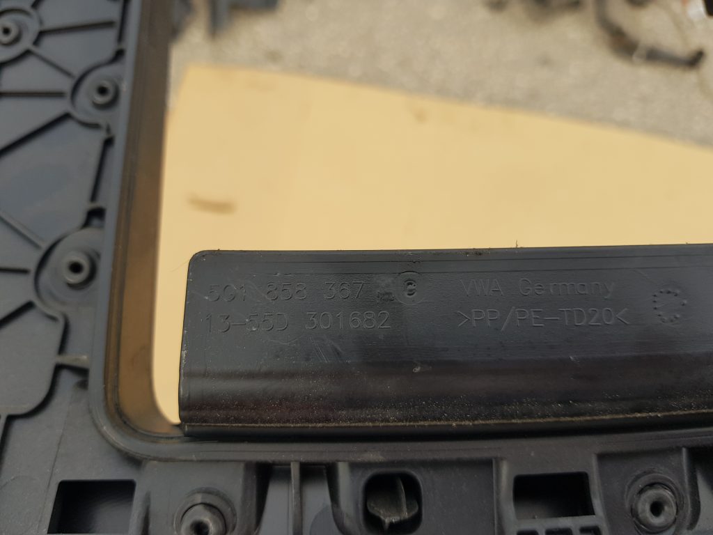 Mērinstrumentu paneļa apdare (zem stūres) priekš VW GOLF 2014 2 Mērinstrumentu paneļa apdare (zem stūres) priekš VW GOLF 2014