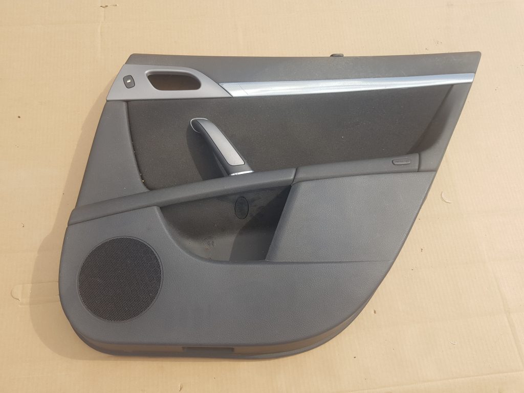 Aizmugurējo labo durvju apdare priekš PEUGEOT 407 2005 1 Aizmugurējo labo durvju apdare priekš PEUGEOT 407 2005