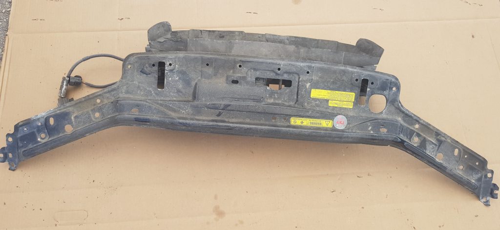 Priekšējā radiatora rāmja augšēja daļa priekš VOLVO XC70 2004 2 Priekšējā radiatora rāmja augšēja daļa priekš VOLVO XC70 2004