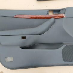 Priekšējo kreiso durvju apdare priekš TOYOTA AVENSIS 2004