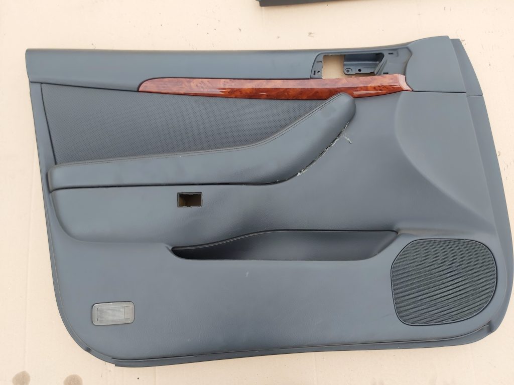 Priekšējo kreiso durvju apdare priekš TOYOTA AVENSIS 2004 1 Priekšējo kreiso durvju apdare priekš TOYOTA AVENSIS 2004