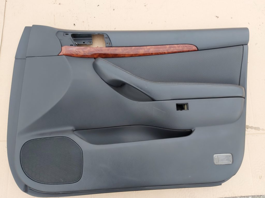 Priekšējo labo durvju apdare priekš TOYOTA AVENSIS 2004 1 Priekšējo labo durvju apdare priekš TOYOTA AVENSIS 2004