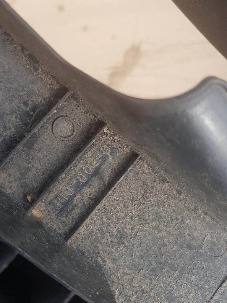 Stūres statnes putekļu aizsargs (salonā) priekš TOYOTA HILUX 2009 2 Stūres statnes putekļu aizsargs (salonā) priekš TOYOTA HILUX 2009