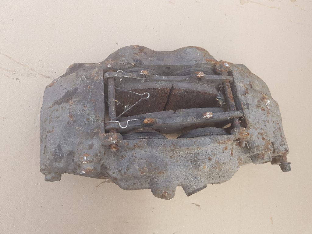 Priekšējais kreisais suports priekš TOYOTA HILUX 2009 1 Priekšējais kreisais suports priekš TOYOTA HILUX 2009