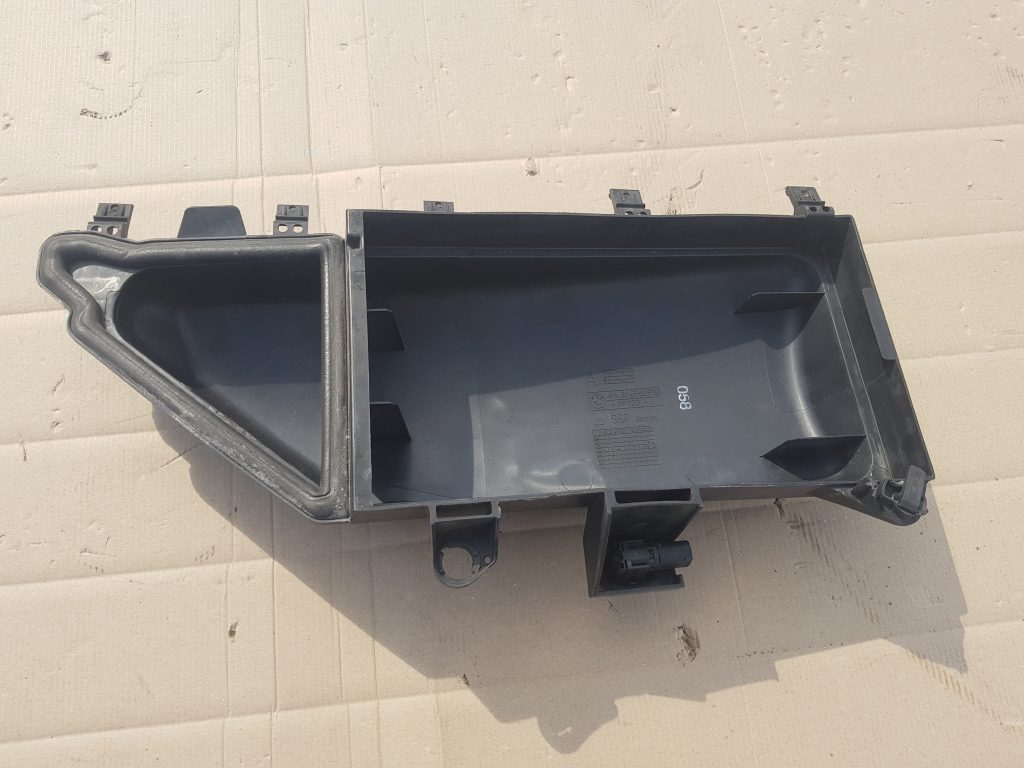 Salona gaisa filtra korpusa vāks priekš BMW 530D E61 2006 TOURING TITANSILVER 1 Salona gaisa filtra korpusa vāks priekš BMW 530D E61 2006 TOURING TITANSILVER