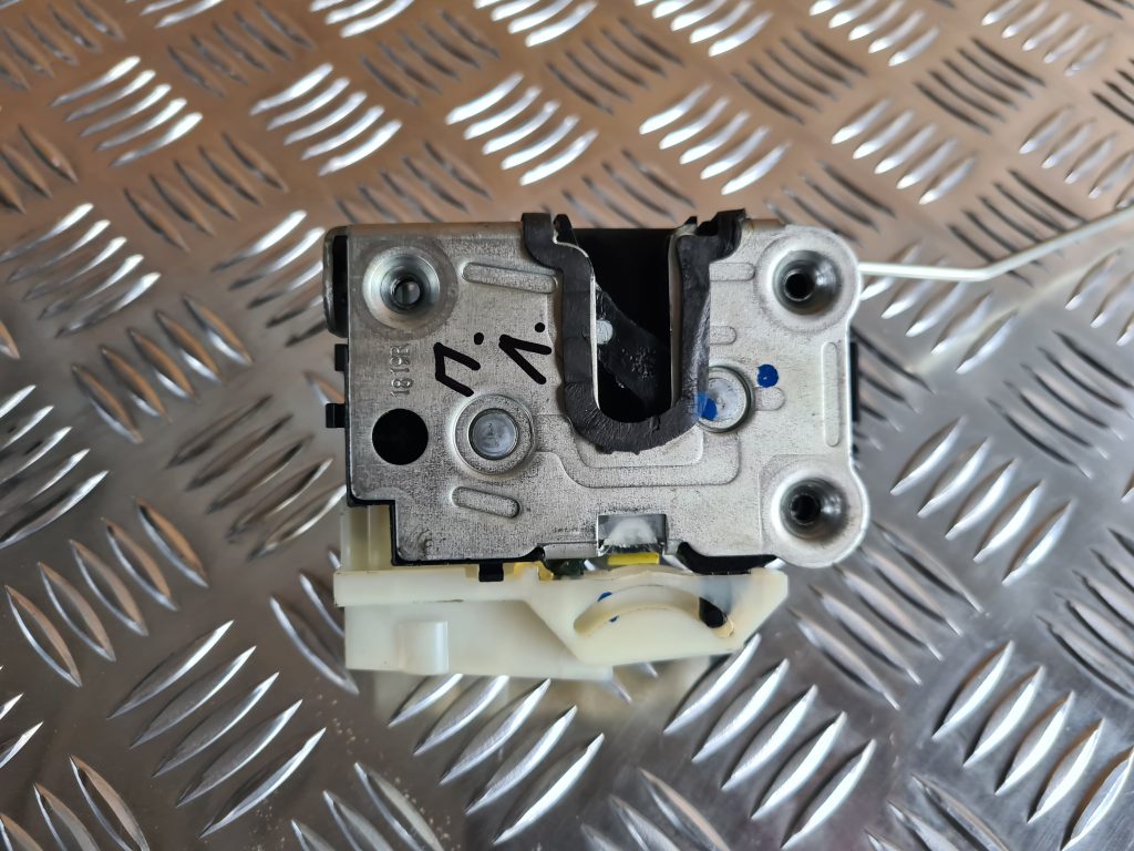 Priekšējo kreiso durvju slēdzene priekš DACIA LODGY 2014 3 Priekšējo kreiso durvju slēdzene priekš DACIA LODGY 2014