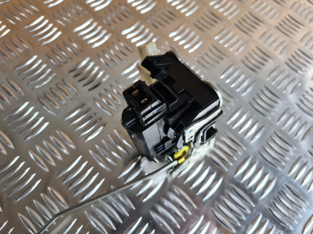 Priekšējo kreiso durvju slēdzene priekš DACIA LODGY 2014 2 Priekšējo kreiso durvju slēdzene priekš DACIA LODGY 2014