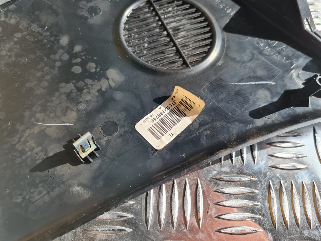 Vējstikla ventilācijas režģis (salonā) priekš CHRYSLER SEBRING 2006 2 Vējstikla ventilācijas režģis (salonā) priekš CHRYSLER SEBRING 2006