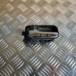 Salona durvju rokturis, aizmugures kreisais priekš NISSAN X-TRAIL 2005