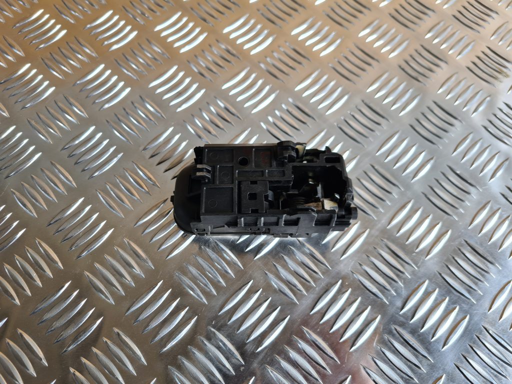 Salona durvju rokturis, aizmugures kreisais priekš NISSAN X-TRAIL 2005 3 Salona durvju rokturis, aizmugures kreisais priekš NISSAN X-TRAIL 2005