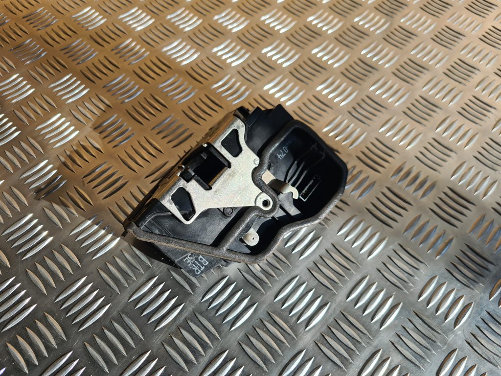 Priekšējo labo durvju slēdzene priekš BMW 525 E60 2006 OLIVE 3 Priekšējo labo durvju slēdzene priekš BMW 525 E60 2006 OLIVE