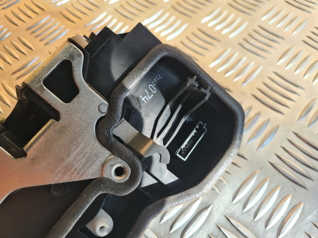 Priekšējo labo durvju slēdzene priekš BMW 525 E60 2006 OLIVE 4 Priekšējo labo durvju slēdzene priekš BMW 525 E60 2006 OLIVE