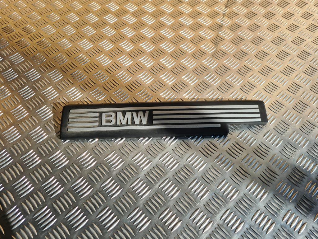 Dzinēja dekoratīva vāka daļa priekš BMW 525 E60 2006 OLIVE 1 Dzinēja dekoratīva vāka daļa priekš BMW 525 E60 2006 OLIVE