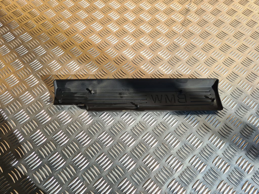 Dzinēja dekoratīva vāka daļa priekš BMW 525 E60 2006 OLIVE 2 Dzinēja dekoratīva vāka daļa priekš BMW 525 E60 2006 OLIVE