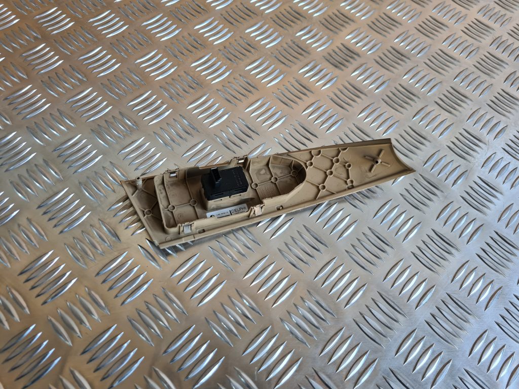 Stikla pacelšanas poga priekš BMW 525 E60 2006 OLIVE 3 Stikla pacelšanas poga priekš BMW 525 E60 2006 OLIVE