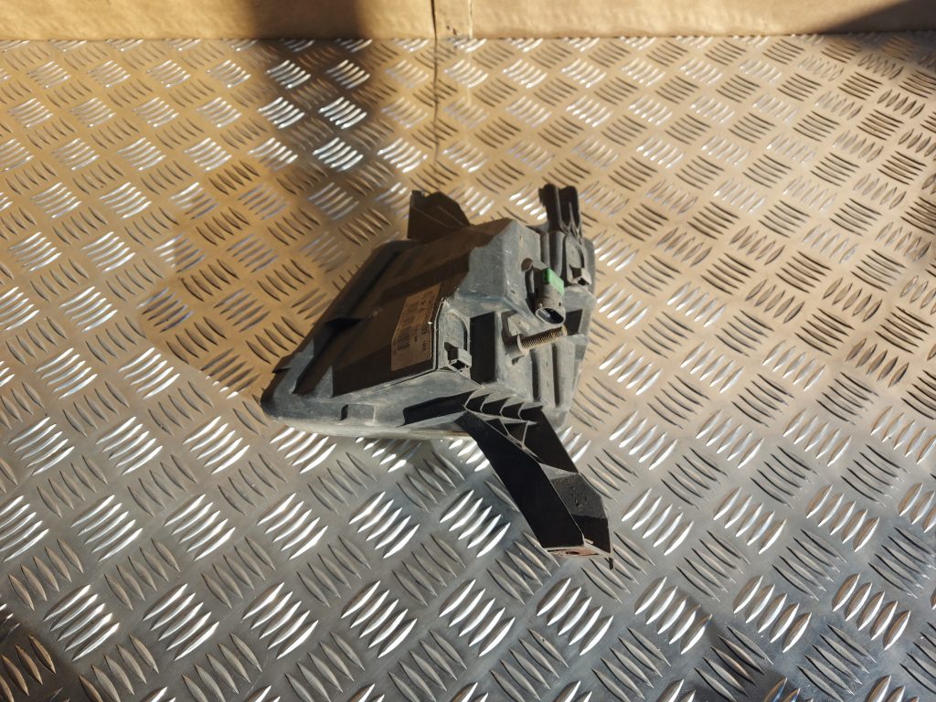 Miglas lukturis priekšā labajā pusē priekš PEUGEOT 407 2006 3 Miglas lukturis priekšā labajā pusē priekš PEUGEOT 407 2006