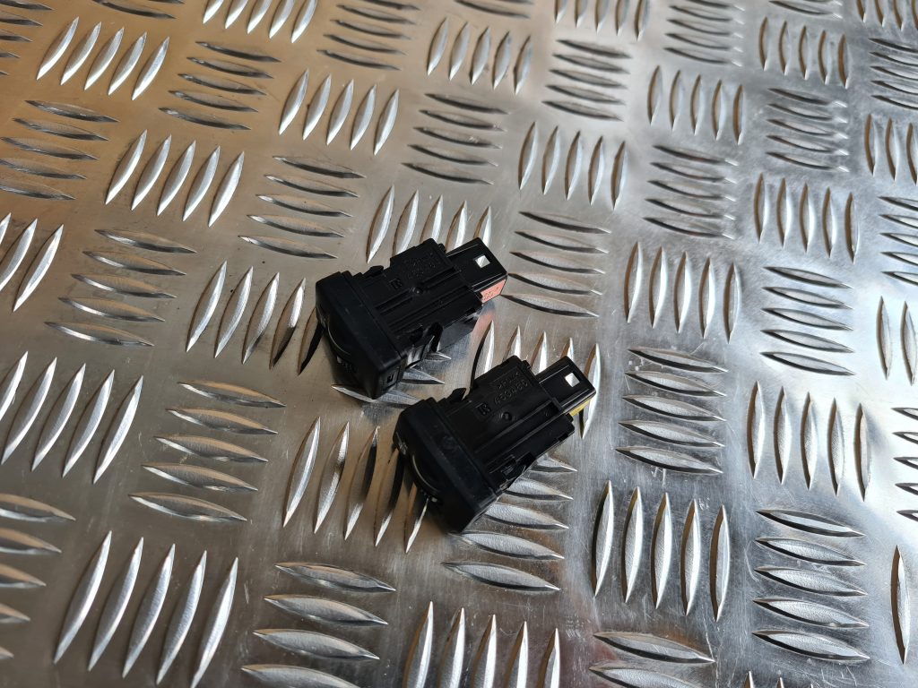 Sēdekļa apsildes ieslēgšanas poga priekš TOYOTA AVENSIS 2012 2 Sēdekļa apsildes ieslēgšanas poga priekš TOYOTA AVENSIS 2012