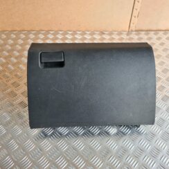 Mantu glabāšanas nodalījums pasažiera pusē priekš TOYOTA AVENSIS 2012