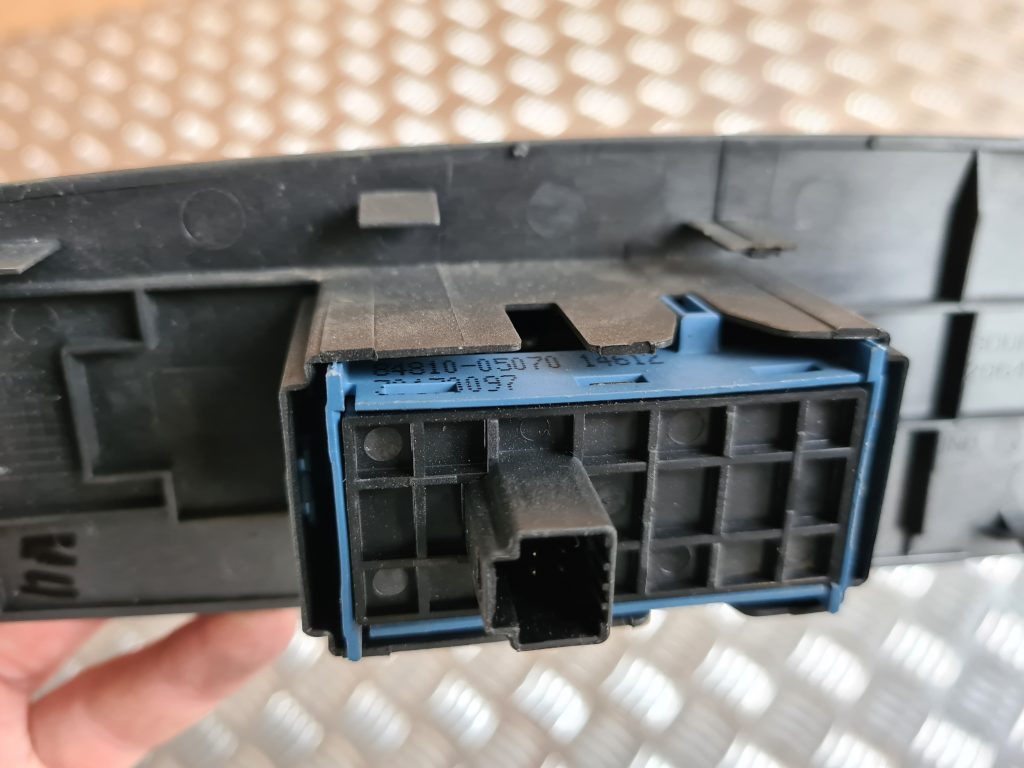 Stikla pacelšanas poga priekš TOYOTA AVENSIS 2012 3 Stikla pacelšanas poga priekš TOYOTA AVENSIS 2012