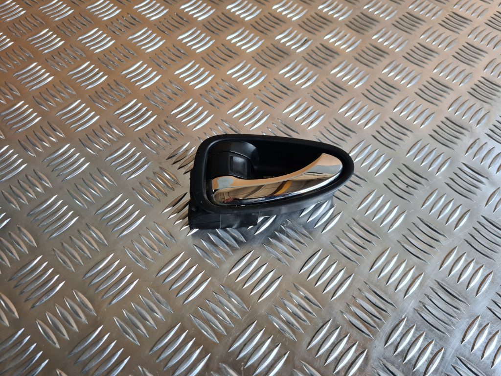 Salona durvju rokturis, aizmugures kreisais priekš TOYOTA AVENSIS 2012 1 Salona durvju rokturis, aizmugures kreisais priekš TOYOTA AVENSIS 2012