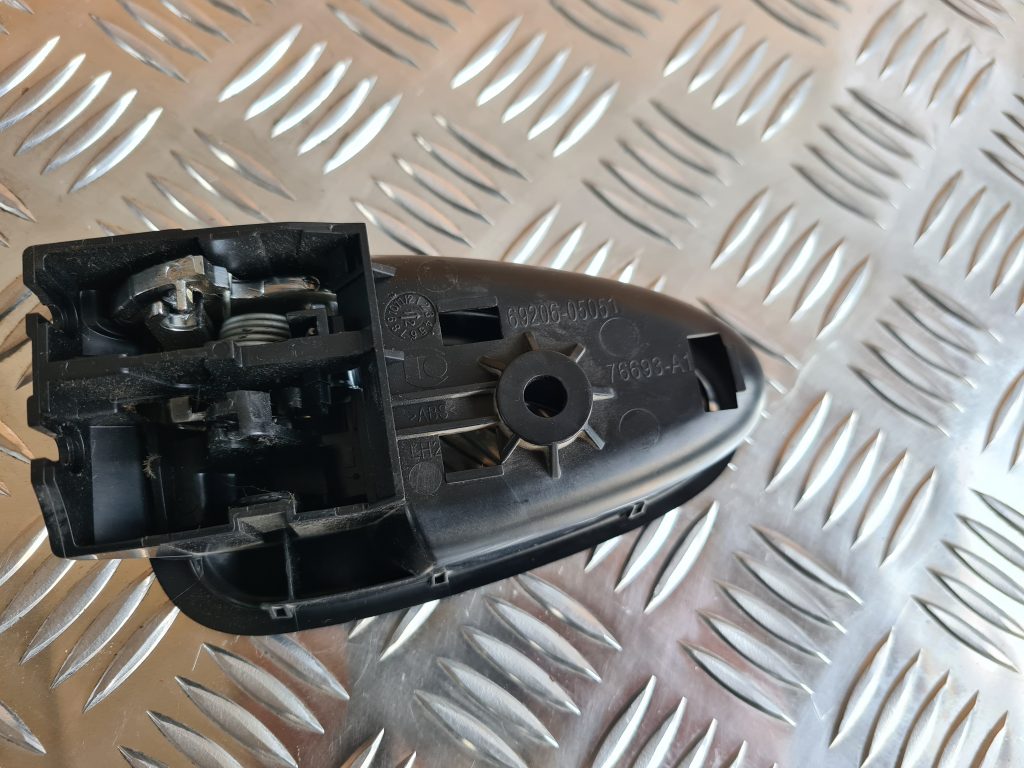 Salona durvju rokturis, aizmugures kreisais priekš TOYOTA AVENSIS 2012 3 Salona durvju rokturis, aizmugures kreisais priekš TOYOTA AVENSIS 2012