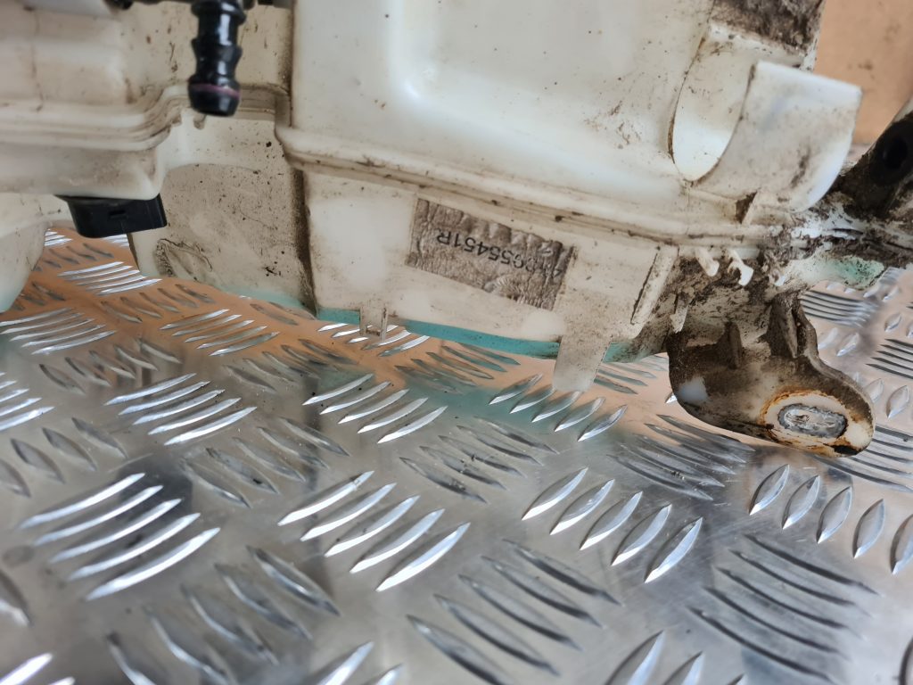 Mazgātāja šķidruma tvertne priekš AUDI A6 AVANT 2007 QUATTRO 4 Mazgātāja šķidruma tvertne priekš AUDI A6 AVANT 2007 QUATTRO