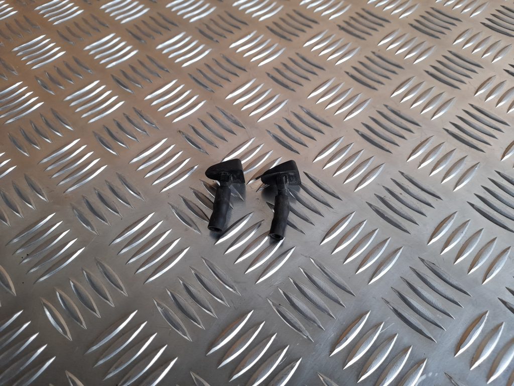 Vējstikla mazgāšanas šķidruma sprausla priekš VOLVO S40 2007 1 Vējstikla mazgāšanas šķidruma sprausla priekš VOLVO S40 2007