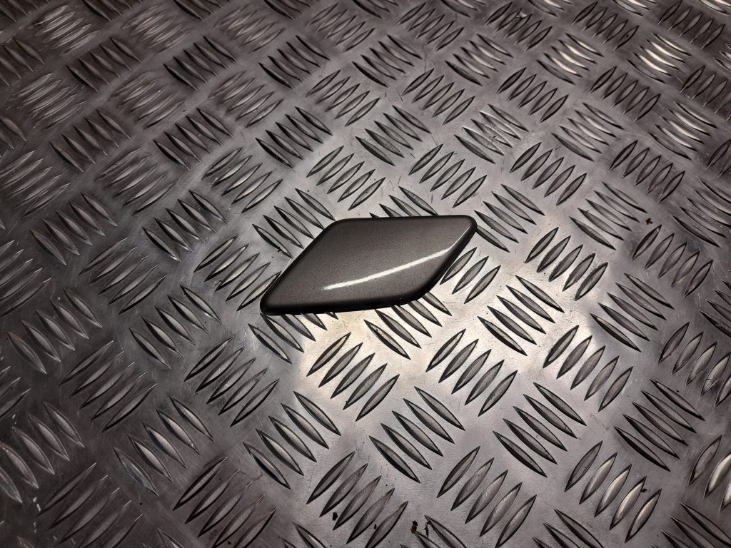 Lukturu mazgātāja sprauslas vāks priekš VOLVO S40 2007 1 Lukturu mazgātāja sprauslas vāks priekš VOLVO S40 2007