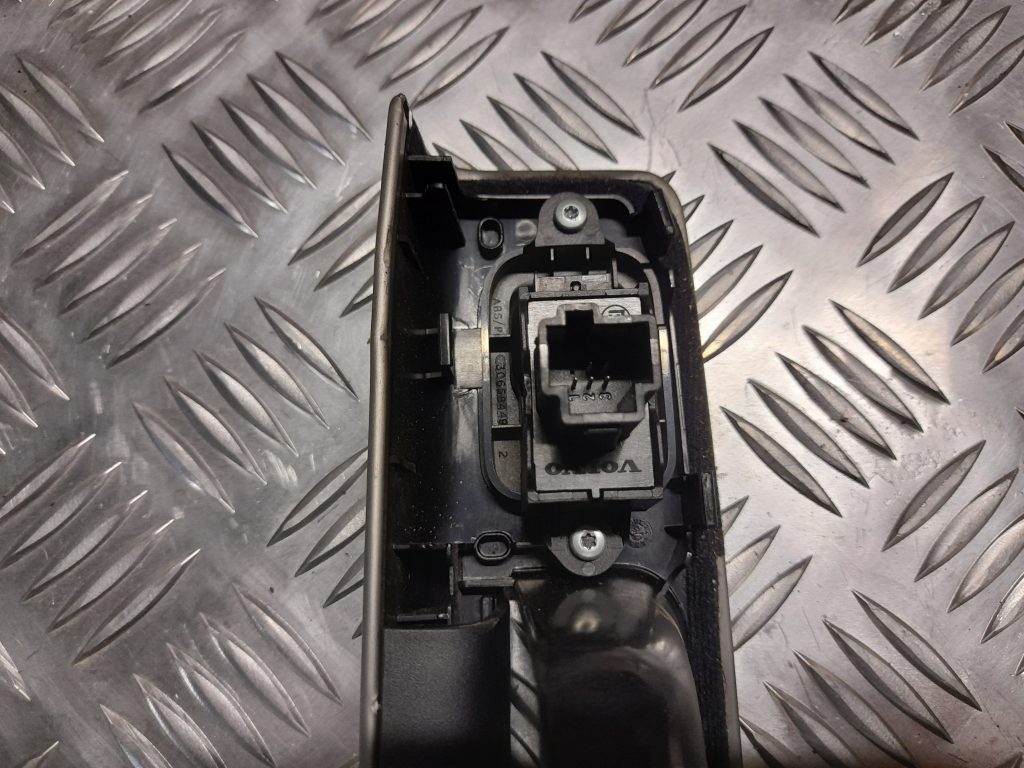 Stikla pacelšanas poga priekš VOLVO S40 2007 3 Stikla pacelšanas poga priekš VOLVO S40 2007