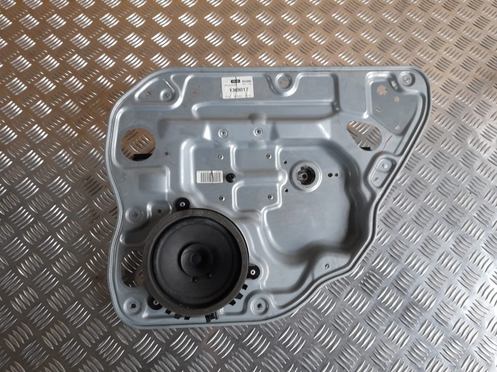 Stikla pacelšanas mehānisma panele priekš VOLVO S40 2007 1 Stikla pacelšanas mehānisma panele priekš VOLVO S40 2007