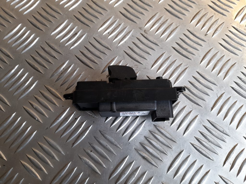 Stikla pacelšanas poga priekš MAZDA 6 2008 2 Stikla pacelšanas poga priekš MAZDA 6 2008