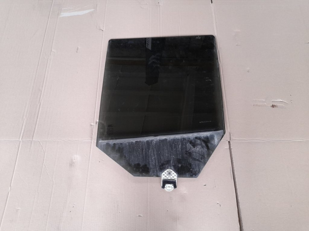 Aizmugurējo kreiso durvju stikls priekš RANGE ROVER SPORT 2007 1 Aizmugurējo kreiso durvju stikls priekš RANGE ROVER SPORT 2007