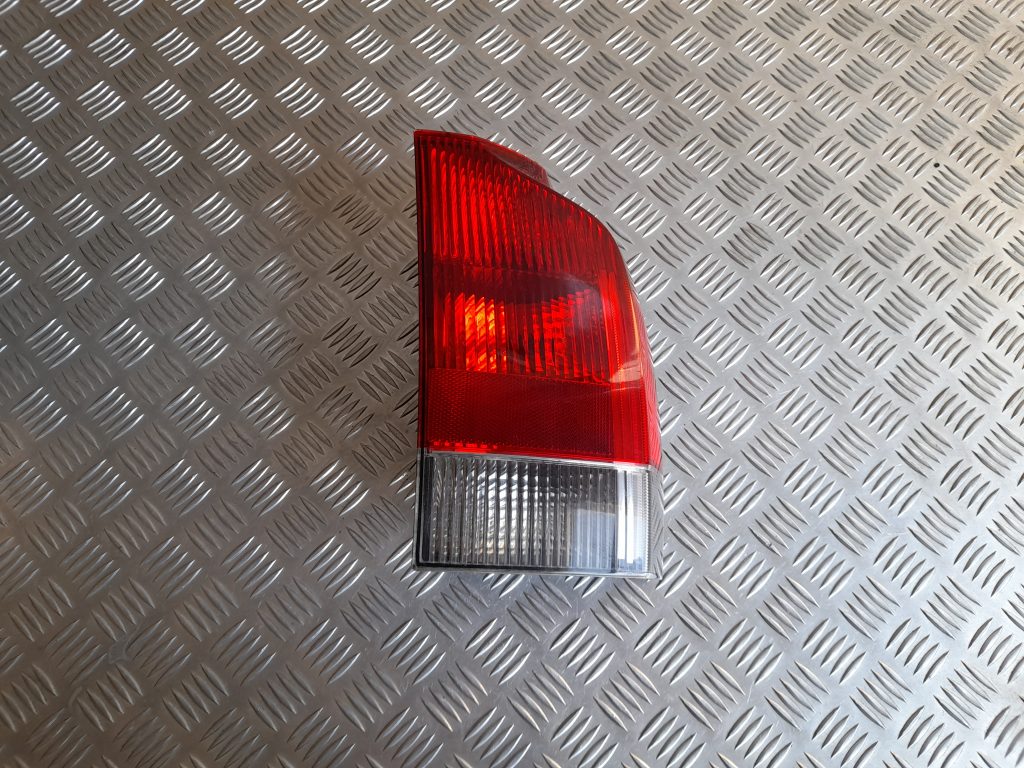 Aizmugurējais labais lukturis priekš VOLVO V70 2003 SILVER 1 Aizmugurējais labais lukturis priekš VOLVO V70 2003 SILVER