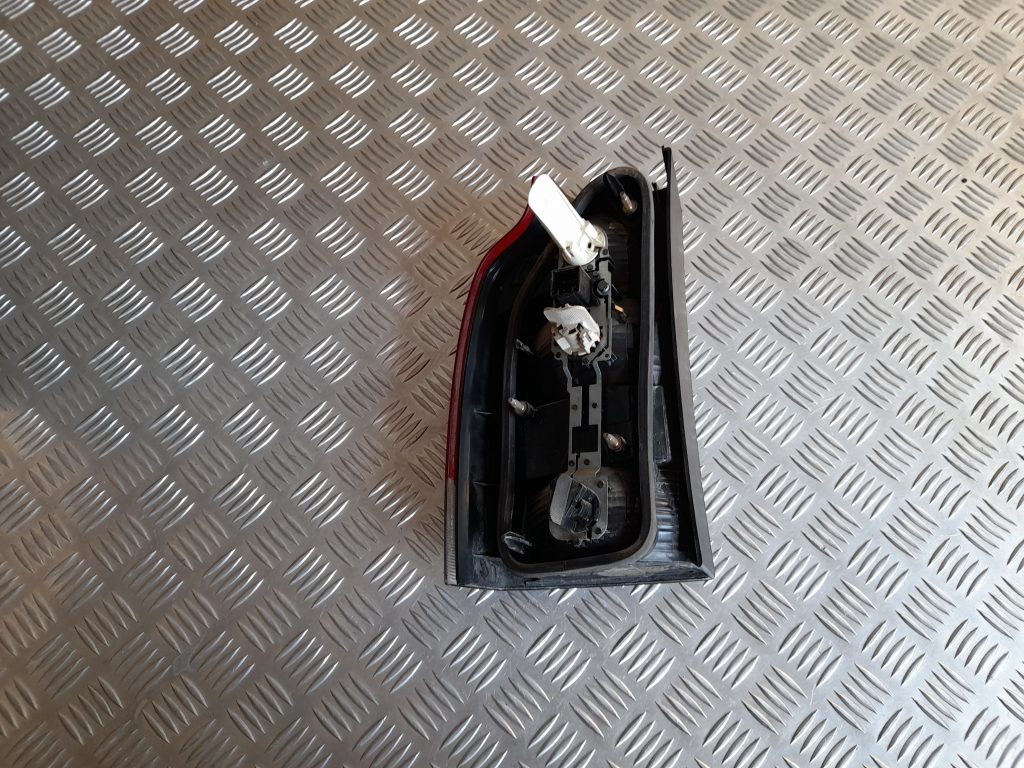 Aizmugurējais labais lukturis priekš VOLVO V70 2003 SILVER 2 Aizmugurējais labais lukturis priekš VOLVO V70 2003 SILVER