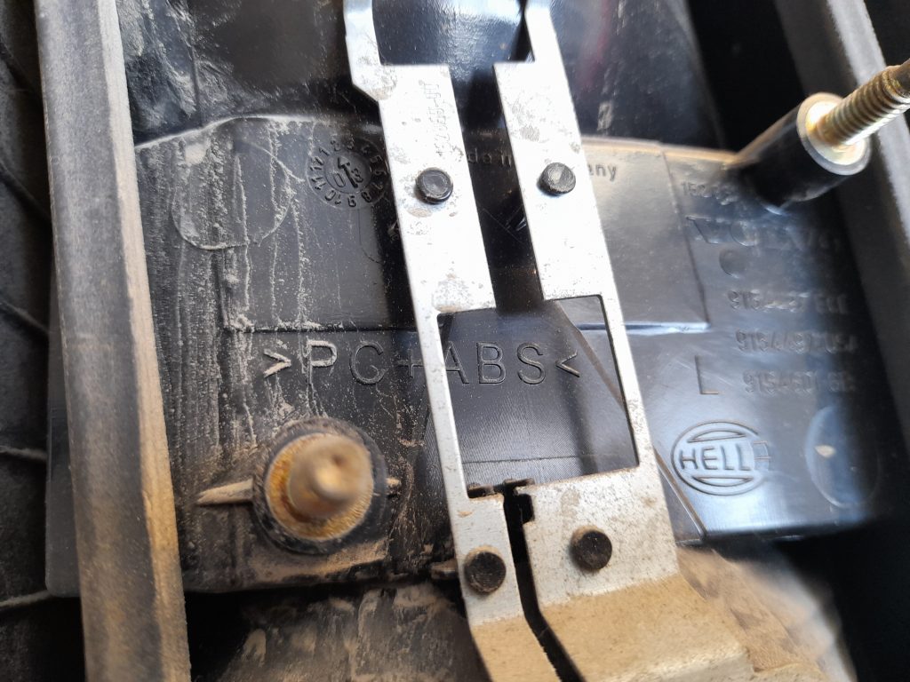 Aizmugurējais kreisais lukturis priekš VOLVO V70 2003 SILVER 4 Aizmugurējais kreisais lukturis priekš VOLVO V70 2003 SILVER