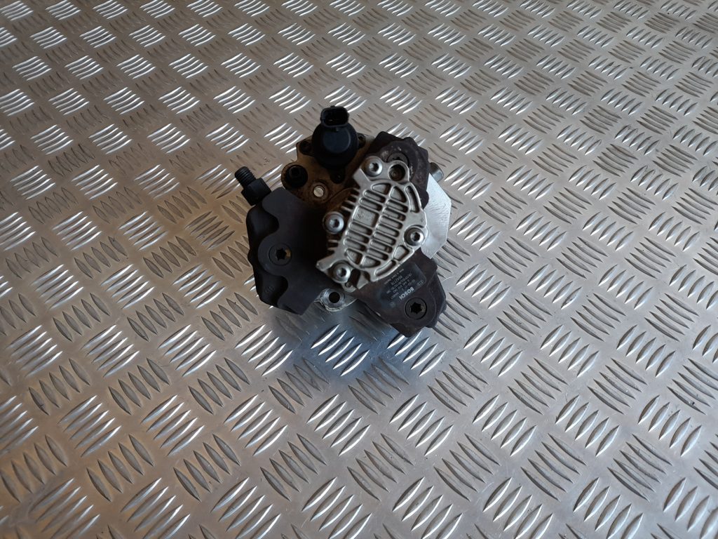 Augstspiediena degvielas sūknis priekš VOLVO V70 2003 SILVER 1 Augstspiediena degvielas sūknis priekš VOLVO V70 2003 SILVER